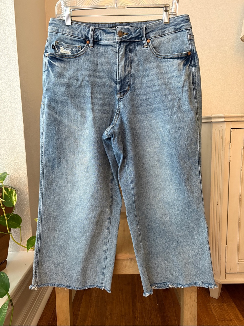 Judy Blue Light Blue Women’s Raw Hem Crop Jeans 14W